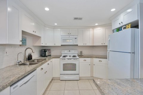 Copropriété à vendre à Hollywood, Floride: 2 chambres, 101.73 m2 № 2253410 - photo 2