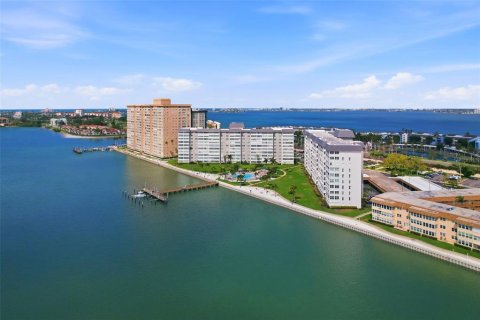 Condominio en Saint Petersburg, Florida, 2 dormitorios  № 2423867