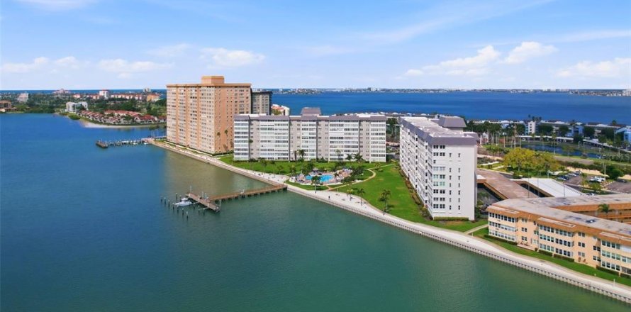 Condominio en Saint Petersburg, Florida, 2 dormitorios № 2423867