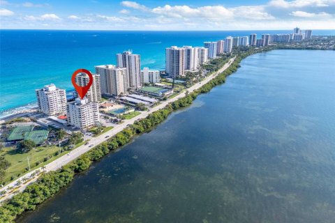 Condo in Riviera Beach, Florida, 2 bedrooms  № 2007586 - photo 30