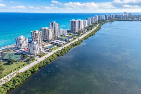 Condo in Riviera Beach, Florida, 2 bedrooms  № 2007586 - photo 29