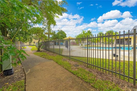 Townhouse in Miami, Florida 2 bedrooms, 125.05 sq.m. № 1996137 - photo 20