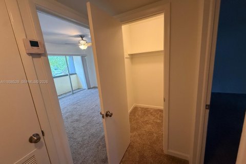 Townhouse in Miami, Florida 2 bedrooms, 125.05 sq.m. № 1996137 - photo 13