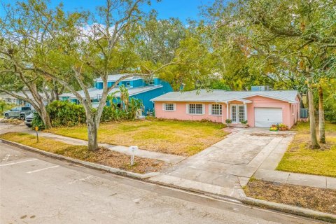 House in Tampa, Florida 4 bedrooms, 227.98 sq.m. № 1559981 - photo 2