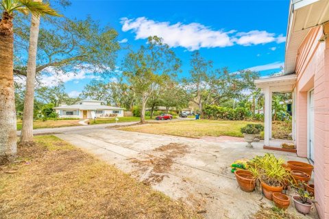 House in Tampa, Florida 4 bedrooms, 227.98 sq.m. № 1559981 - photo 5