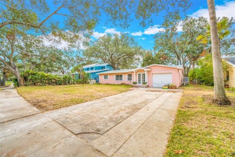 House in Tampa, Florida 4 bedrooms, 227.98 sq.m. № 1559981 - photo 1