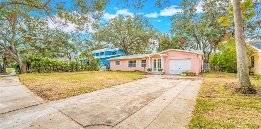 House in Tampa, Florida 4 bedrooms, 227.98 sq.m. № 1559981