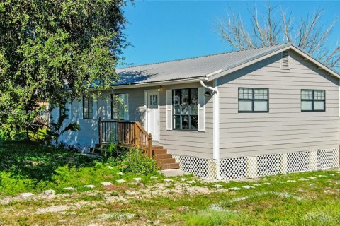 House in Lehigh Acres, Florida 4 bedrooms, 107.02 sq.m. № 2034798