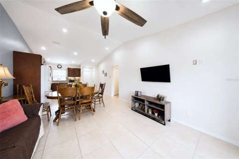 Commercial property in Cape Coral, Florida 6 bedrooms, 206.06 sq.m. № 2333839 - photo 16