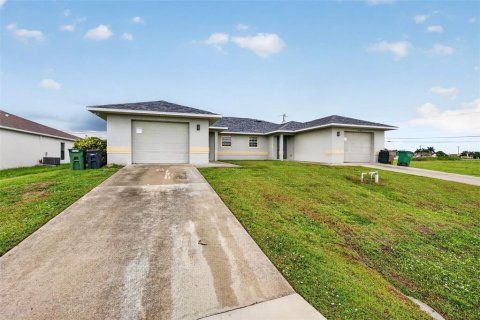 Commercial property in Cape Coral, Florida 6 bedrooms, 206.06 sq.m. № 2333839 - photo 2