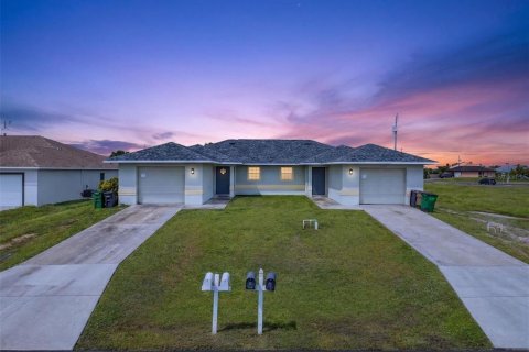 Commercial property in Cape Coral, Florida 6 bedrooms, 206.06 sq.m. № 2333839