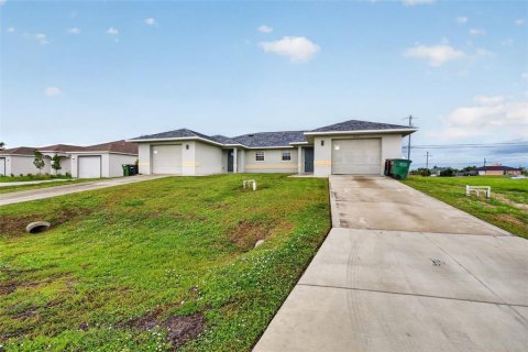 Commercial property in Cape Coral, Florida 6 bedrooms, 206.06 sq.m. № 2333839 - photo 3