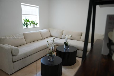 Commercial property in Hollywood, Florida № 1818680 - photo 8