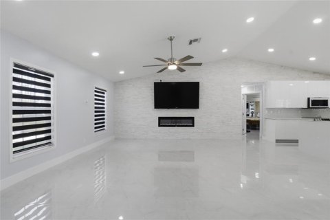 Villa ou maison à vendre à Lehigh Acres, Floride: 3 chambres, 165.09 m2 № 2308902 - photo 6