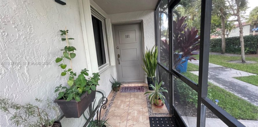 Кондоминиум с 2 спальнями в Уэстон, Флорида № 1995391