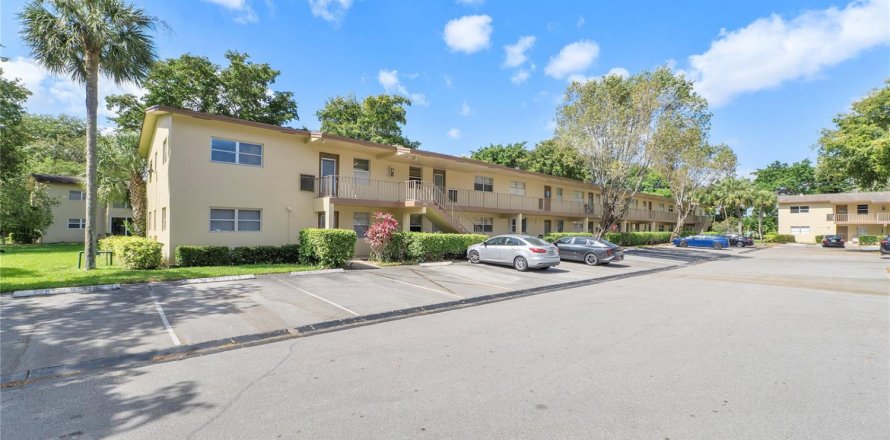Condo in Margate, Florida, 2 bedrooms  № 2083678