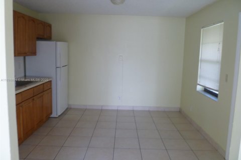 Villa ou maison à louer à Hollywood, Floride: 2 chambres, 92.9 m2 № 2038076 - photo 5