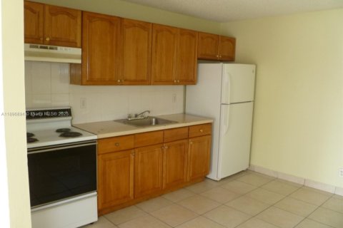 Villa ou maison à louer à Hollywood, Floride: 2 chambres, 92.9 m2 № 2038076 - photo 4