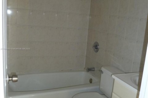 Villa ou maison à louer à Hollywood, Floride: 2 chambres, 92.9 m2 № 2038076 - photo 8