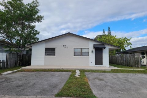 Villa ou maison à louer à Hollywood, Floride: 2 chambres, 92.9 m2 № 2038076 - photo 2
