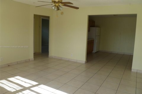 Villa ou maison à louer à Hollywood, Floride: 2 chambres, 92.9 m2 № 2038076 - photo 3