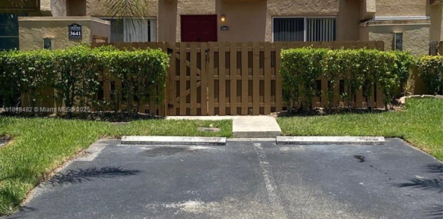 Touwnhouse à Sunrise, Floride 3 chambres, 137.96 m2 № 1854723