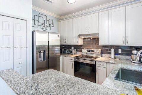 Townhouse in Miami, Florida 3 bedrooms, 134.89 sq.m. № 2032464 - photo 18