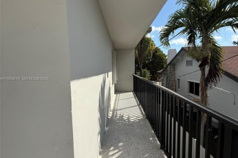 House in Miami, Florida 2 bedrooms, 385.17 sq.m. № 2049442 - photo 13