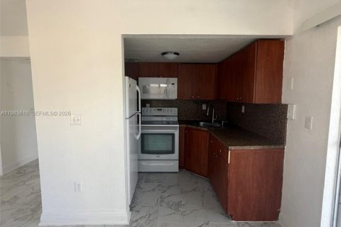 House in Miami, Florida 2 bedrooms, 385.17 sq.m. № 2049442 - photo 7