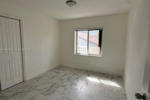 House in Miami, Florida 2 bedrooms, 385.17 sq.m. № 2049442 - photo 10