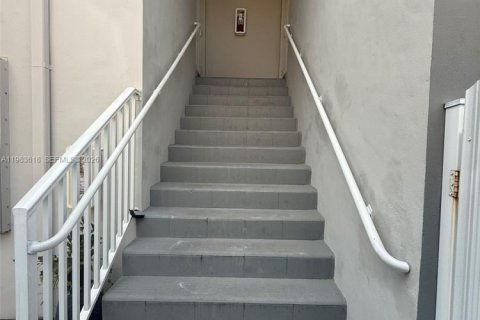 House in Miami, Florida 2 bedrooms, 385.17 sq.m. № 2049442 - photo 3