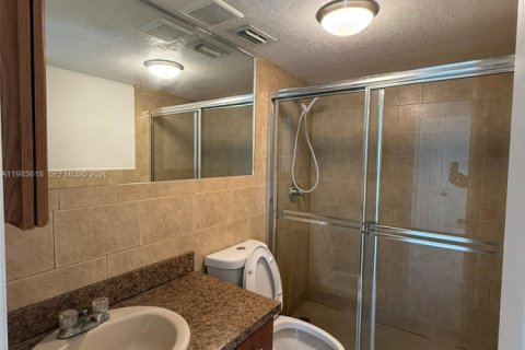 House in Miami, Florida 2 bedrooms, 385.17 sq.m. № 2049442 - photo 12