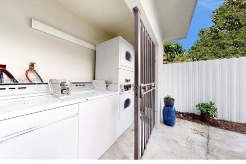 House in Miami, Florida 2 bedrooms, 385.17 sq.m. № 2049442 - photo 14