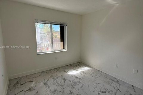 House in Miami, Florida 2 bedrooms, 385.17 sq.m. № 2049442 - photo 11