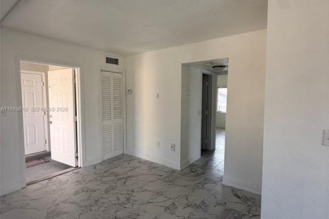 House in Miami, Florida 2 bedrooms, 385.17 sq.m. № 2049442 - photo 6