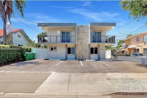 House in Miami, Florida 2 bedrooms, 385.17 sq.m. № 2049442