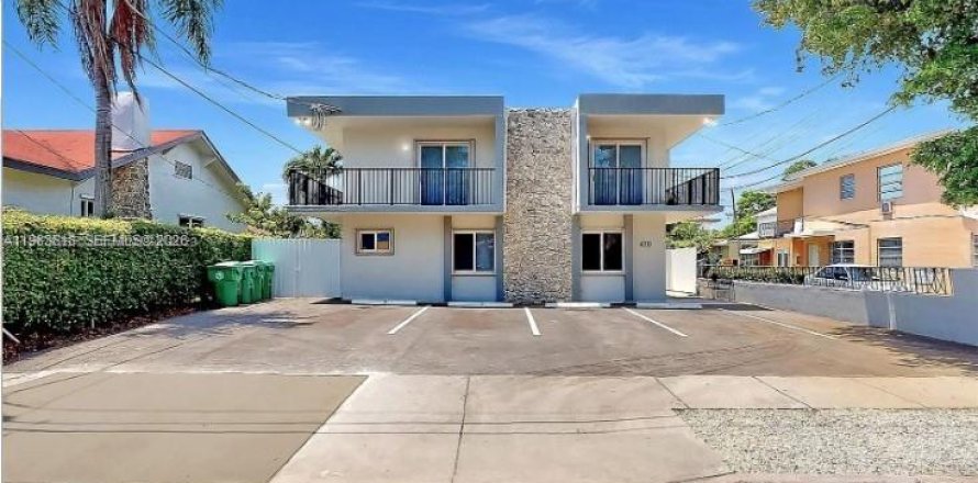 House in Miami, Florida 2 bedrooms, 385.17 sq.m. № 2049442