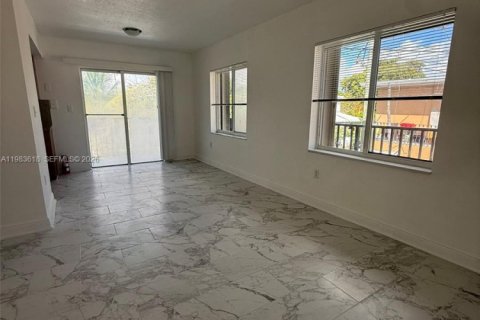 House in Miami, Florida 2 bedrooms, 385.17 sq.m. № 2049442 - photo 4