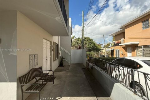 House in Miami, Florida 2 bedrooms, 385.17 sq.m. № 2049442 - photo 2