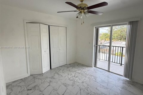 House in Miami, Florida 2 bedrooms, 385.17 sq.m. № 2049442 - photo 8