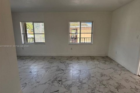 House in Miami, Florida 2 bedrooms, 385.17 sq.m. № 2049442 - photo 5