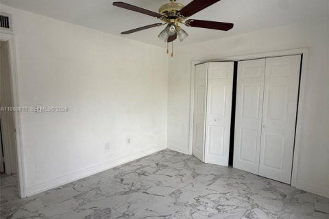 House in Miami, Florida 2 bedrooms, 385.17 sq.m. № 2049442 - photo 9