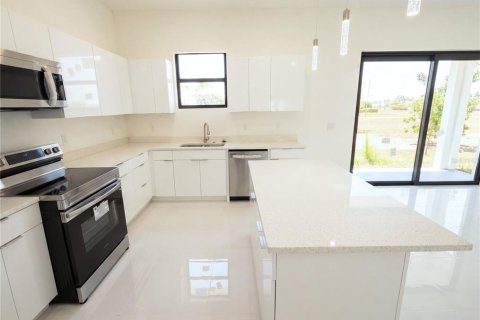 Villa ou maison à vendre à Cape Coral, Floride: 4 chambres, 176.89 m2 № 2221735 - photo 12