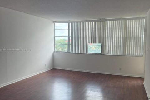 Condo in North Miami Beach, Florida, 1 bedroom  № 1968880 - photo 10