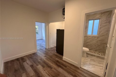Casa en alquiler en Miami, Florida, 2 dormitorios, 576.64 m2 № 1958570 - foto 8