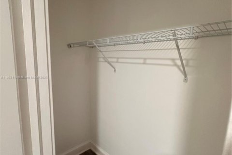 Casa en alquiler en Miami, Florida, 2 dormitorios, 576.64 m2 № 1958570 - foto 12