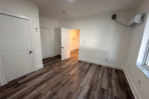 Casa en alquiler en Miami, Florida, 2 dormitorios, 576.64 m2 № 1958570 - foto 11