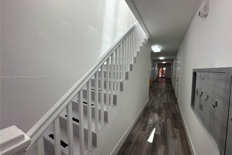 Casa en alquiler en Miami, Florida, 2 dormitorios, 576.64 m2 № 1958570 - foto 3