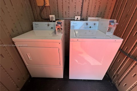 Casa en alquiler en Miami, Florida, 2 dormitorios, 576.64 m2 № 1958570 - foto 14