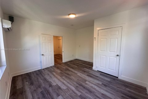 Casa en alquiler en Miami, Florida, 2 dormitorios, 576.64 m2 № 1958570 - foto 6